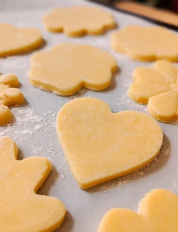 Delicious no-spread sugar cookies on a decorated plate